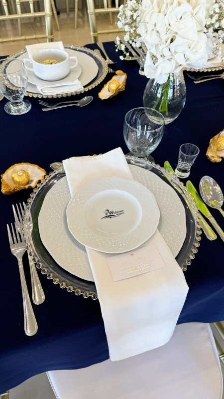 aranżacja stołu, zastawa stołowa — Wichrowe Wzgórze Resort & Spa — Sala weselna · Chmielno