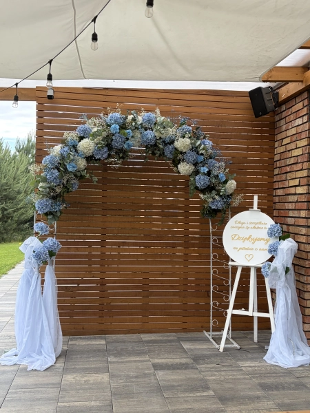 ścianka do zdjęć, ślub w plenerze — Click Flor Pracownia Florystyczna Marta Meller — Dekoracje ślubne · Poznań