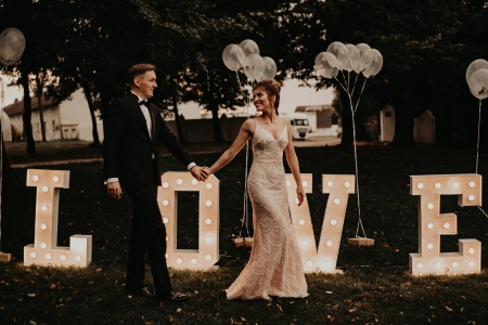 litery LOVE — KRUG PHOTOGRAPHY — Fotograf ślubny · Poznań
