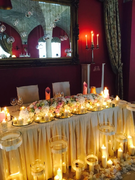 stół pary młodej, świece — Pałac Brunów — Sala weselna · Lwówek Śląski