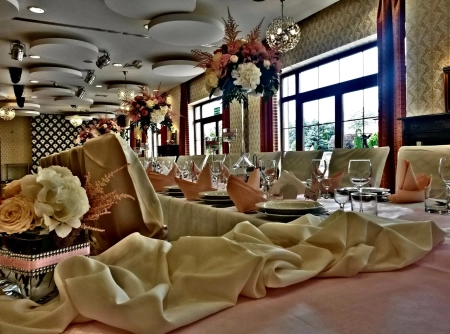 aranżacja stołu, pudrowy róż — Hotel Karolinka — Sala weselna · Gogolin