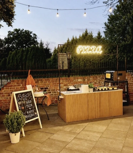 girlandy świetlne, napis neonowy — Pizza Bella — Catering · Rzeszów