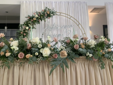 stół pary młodej, napis neonowy, pudrowy róż, róże — Dworek Wiktoria — Sala weselna · Dolice