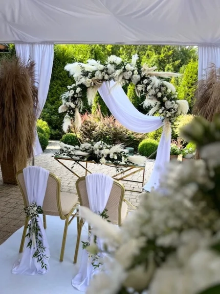 dekoracja krzeseł, ślub w plenerze — Leśne Patio  dawna nazwa  Patio Zajazd — Sala weselna · Katowice
