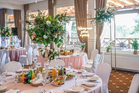 zastawa stołowa, napis neonowy — Hotel Tajty *** Wellness&SPA — Sala weselna · Wilkasy