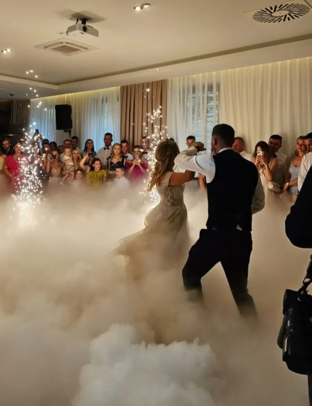 taniec w chmurach — fotolustro_showparty — Atrakcje na wesele · Kraków