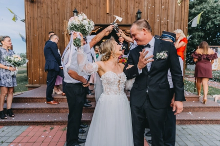 wyjście z kościoła, welon — ŚluboKręci.pl Fotografia & Film — Kamerzysta na wesele · Łódź