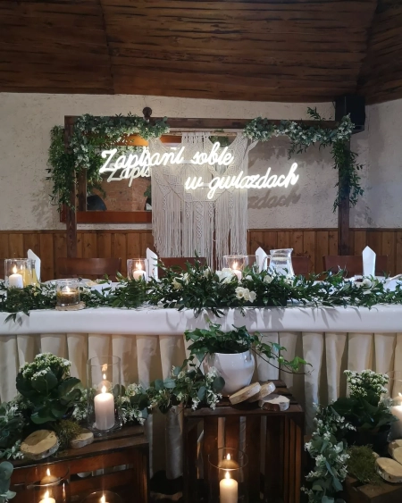stół pary młodej, świece, napis neonowy — Lubiczówka — Sala weselna · Koleczkowo