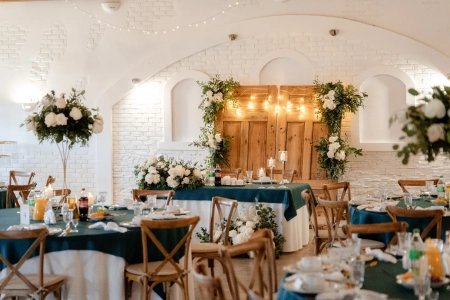 stół pary młodej, girlandy świetlne — Hotel Kosmowski — Sala weselna · Września