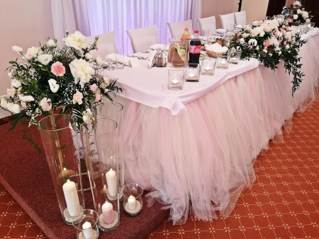 stół pary młodej, świece, pudrowy róż — Hotel Chynów — Sala weselna · Piaseczno