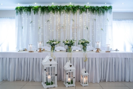 stół pary młodej, świece — Hotel SŁOWIANIN — Sala weselna · Gniezno