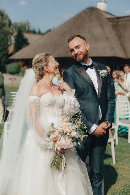 ślub w plenerze, welon — Kateryna Melnyk - fotograf ślubny — Fotograf ślubny · Gdańsk