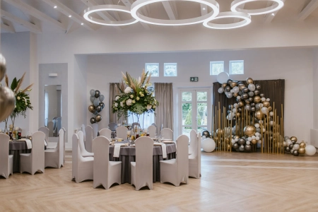 aranżacja stołu, ścianka do zdjęć — Zameczek Emilianów — Sala weselna · Kalisz