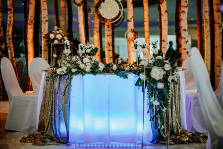 stół pary młodej, świece — Rueda Bucz — Sala weselna · Bucz
