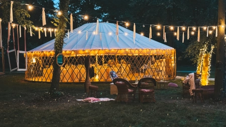 dekoracje światłem, girlandy świetlne — Plenerowe Wesele w jurcie — Sala weselna · Bogaczów