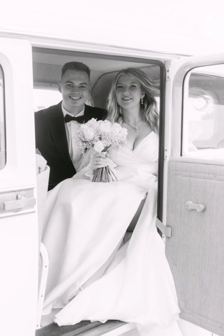 czarno-biała fotografia, auto do ślubu — Dóm Złote Pola — Sala weselna · Banino