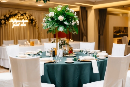 aranżacja stołu, zastawa stołowa — Restauracja Botanika & EuroHotel Swarzędz — Sala weselna · Swarzędz