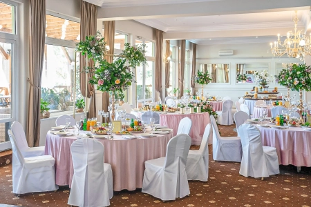 zastawa stołowa, pudrowy róż — Hotel Tajty *** Wellness&SPA — Sala weselna · Wilkasy