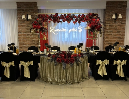 stół pary młodej, napis neonowy — Hotel Przystanek Toruń*** & Restauracja Lokomotywa — Sala weselna · Toruń